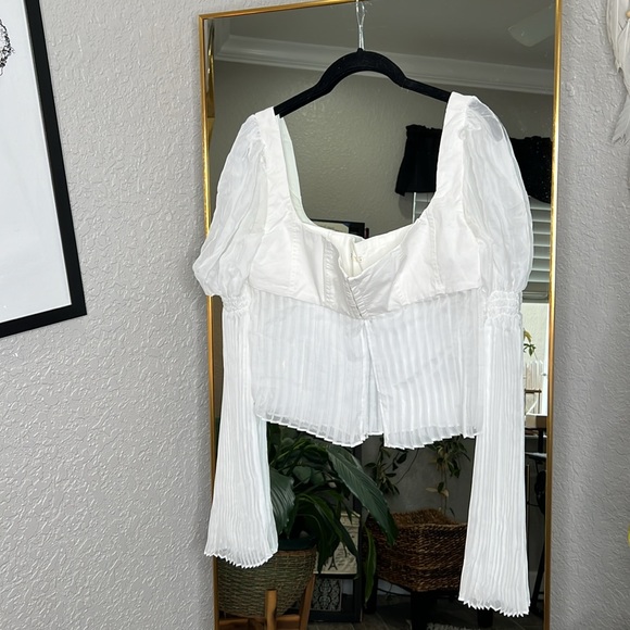 House of CB 'Lucie' White Pleated Top NWOT - Picture 5 of 7